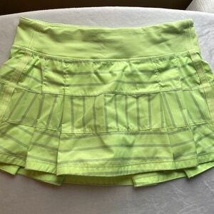 Lululemon Skirt size 6 - Lime